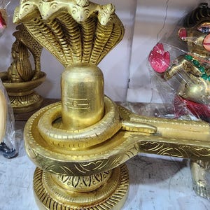 sheshnag med shivling h 6 tum w 5 tum , mässing shivling med jaladhari från vrindavan , har har mahadev ,