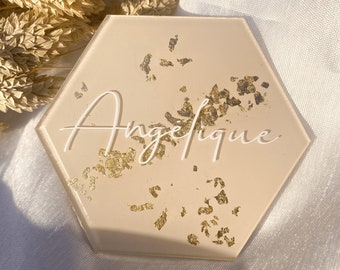 Marque place en acrylique hexagonal avec touche d'or