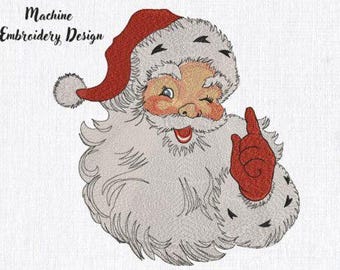 Könnte beinhalten: Stickerei mit dem Weihnachtsmann, der einen roten Hut, einen weißen Bart und ein zwinkerndes Auge trägt. Er trägt einen roten Handschuh und zeigt mit dem Zeigefinger.