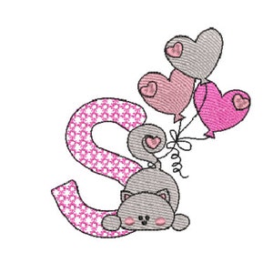 Könnte beinhalten: Ein rosa-weißer, gemusterter Buchstabe S mit einer grauen Katze, die rosa und graue herzförmige Ballons hält.