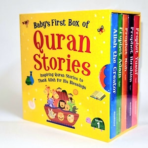 Puede incluir: Un juego de cajas amarillo titulado "Baby's First Box of Quran Stories" con letras rojas. La caja contiene cuatro libros coloridos con títulos como "Allah the Creator" y "Prophet Yusuf". El conjunto está diseñado para inspirar y agradecer a Allah.