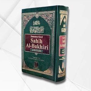 Puede incluir: Un libro de tapa dura verde con letras doradas titulado "Summarized Sahih Al-Bukhari Arabic-English". El libro es una colección de enseñanzas islámicas.