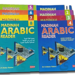Puede incluir: Un conjunto de ocho libros azules y verdes Madinah Arabic Reader con el texto "Madinah Arabic Reader" y "Arabic Course as Taught at the Islamic University Madinah". Los libros están numerados del 2 al 8.