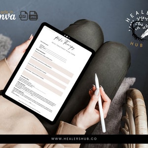 Op de afbeelding: Een digitale tablet waarop een Reiki-behandelingsplanformulier wordt weergegeven met de titel "Reiki Therapy" en het websiteadres "www.healershub.co". Het formulier bevat secties voor klantgegevens, initi&euml;le beoordeling, behandelplan en klantovereenkomst.