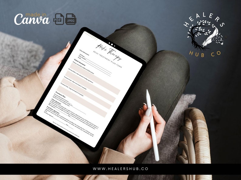 Op de afbeelding: Een digitale tablet waarop een Reiki-behandelingsplanformulier wordt weergegeven met de titel "Reiki Therapy" en het websiteadres "www.healershub.co". Het formulier bevat secties voor klantgegevens, initi&euml;le beoordeling, behandelplan en klantovereenkomst.