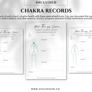 Op de afbeelding: Drie printbare chakra-registratieformulieren voor Reiki-sessies. Elk formulier bevat een lijntekening van een menselijk lichaam met de chakrapunten die in kleur zijn gemarkeerd. De formulieren bevatten secties voor klantgegevens, observaties, genezende acties en notities.