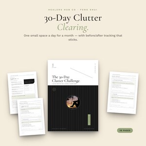 Pode incluir: Um planejador digital de 38 páginas intitulado The 30-Day Clutter Challenge, com capa preta e texto branco, uma imagem circular de uma pessoa sentada ao pôr do sol e três páginas adicionais mostrando listas de verificação e registros de rastreamento.