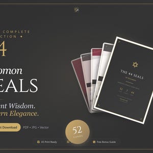 Puede incluir: Un producto de descarga digital que presenta una baraja de 52 cartas, titulada "Los 44 Sellos de Salomón". Las cartas se muestran sobre un fondo oscuro con detalles dorados. El diseño incluye el texto "Sabiduría antigua. Elegancia moderna."