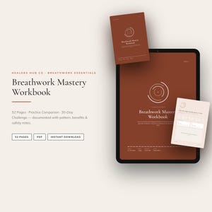 Pode incluir: Um caderno de exercícios digital Breathwork Mastery exibido na tela de um tablet, acompanhado por um livreto físico correspondente e uma página impressa. O design apresenta um fundo terracota profundo com linhas circulares e texto em branco.