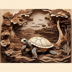 Op de afbeelding: Een houten carving van een schildpad die door een boslandschap loopt. De schildpad is bruin en heeft een gedetailleerde schild. Het boslandschap is in reliëf gesneden en bevat bomen, een meer en een klein huis.