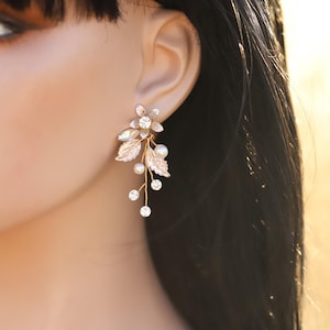 Flower Boho Bridal Earrings – Gold Floral Drop Earrings for Bride, Boho Wedding Jewelry, Bridesmaid Gift, Statement Jewelry, Leaf Earrings
