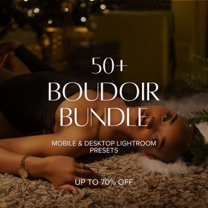 Puede incluir: Una mujer tumbada en una alfombra marrón peluda con un árbol de Navidad en el fondo. El texto "50+ BOUDOIR BUNDLE" se muestra en blanco sobre un fondo negro. Debajo del texto se puede leer "MOBILE & DESKTOP LIGHTROOM PRESETS" y "UP TO 70% OFF".