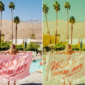 Pu&ograve; includere: Una persona tiene in mano un telo da mare rosa con la scritta "Wish you were here" in corsivo rosso. La scena &egrave; ambientata all'aperto con una piscina, palme e montagne sullo sfondo. L'immagine ha un'estetica vintage e retr&ograve;.
