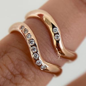 Rond geslepen laboratoriumdiamant gebogen trouwring set massief gouden chevron stapelbanden handgemaakte minimalistische ring
