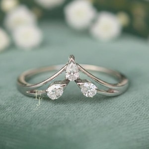 Pear Diamond Chevron V Ring, Stackable 14k 18k Gold Wedding Band, Unique 3 Stone Chevron Promise Ring, Bridal Wedding Engagement