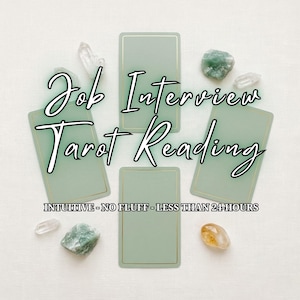 Puede incluir: Imagen de una lectura de tarot con cinco cartas de tarot verde claro con borde dorado, dispuestas alrededor de cristales. El texto "Job Interview Tarot Reading" está escrito en cursiva. También se incluye el texto "INTUITIVE - NO FLUFF - LESS THAN 24-HOURS".