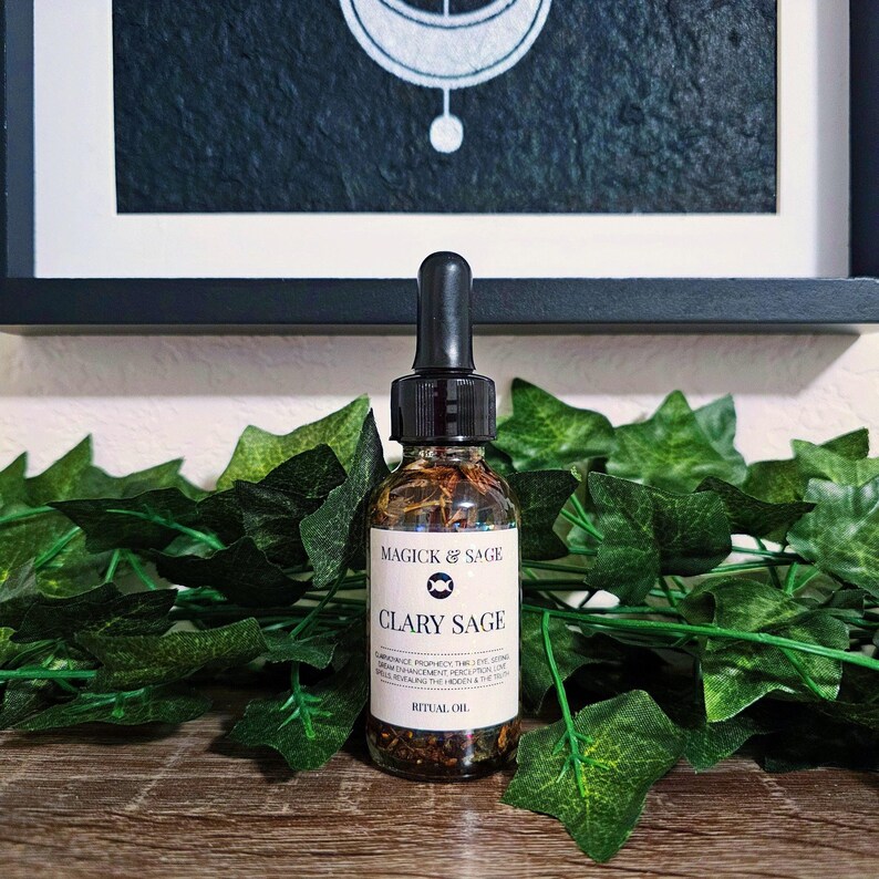Puede incluir: Una peque&ntilde;a botella de vidrio con un gotero llena de un l&iacute;quido oscuro. La botella tiene una etiqueta blanca con el texto "Magick & Sage" y "Clary Sage" en negro. La etiqueta tambi&eacute;n incluye el texto "Clarifying Prophecy, Third Eye, Dream & Shamanic Work, Helps to Reveal the Hidden & The True. Ritual Oil."
