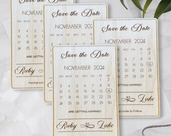 Puede incluir: Cuatro tarjetas de madera para guardar la fecha con un diseño de calendario. Las tarjetas presentan los nombres Ruby y Luke, y la fecha 16 de noviembre de 2024. El texto "Se casan" está impreso debajo del calendario.