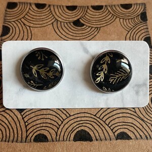SchwarzGold Serie | Runde Kreis Ohrstecker mit elegantem Design aus goldenem Blättermuster