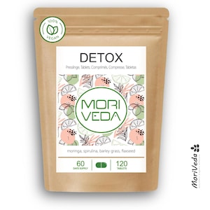 Può includere: Un sacchetto di carta marrone contenente compresse Detox Mori Veda. L'etichetta presenta la parola "DETOX" e il nome del marchio. La borsa ha anche un logo "100% Vegan". L'etichetta elenca gli ingredienti e il numero di compresse.