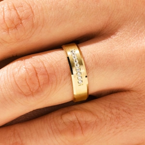 Herren-Ehering mit neun Diamanten • 6 mm massiver Goldring mit abgeschrägter Kante
