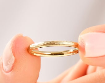 Fede nuziale in oro martellato 14k • Anello bombato da 2 mm