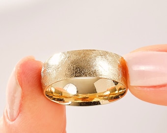 Massief geelgouden koepelvormige trouwring • 7 mm ijsmatte ring