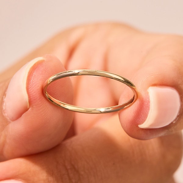 14k Solid Gold 1mm Sottile Wedding Band / Anello di nozze minimalista per le donne / Anello sottile impilabile Hers / Dainty Simple Plain 1mm Ring