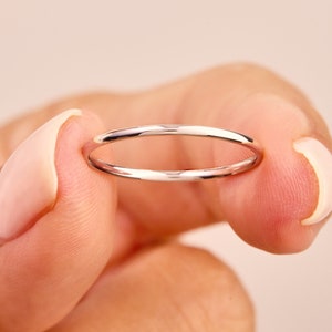 14k Weißgold 1mm dünner Ehering / Minimalistischer Ehering für Frauen / Dünner Stapelring Hers / Zierlicher einfacher schlichter 1mm Ring Bild 1