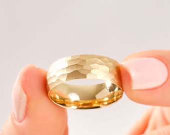 14k goud gehamerde trouwring • 7 mm koepelring • Comfortabele massieve band