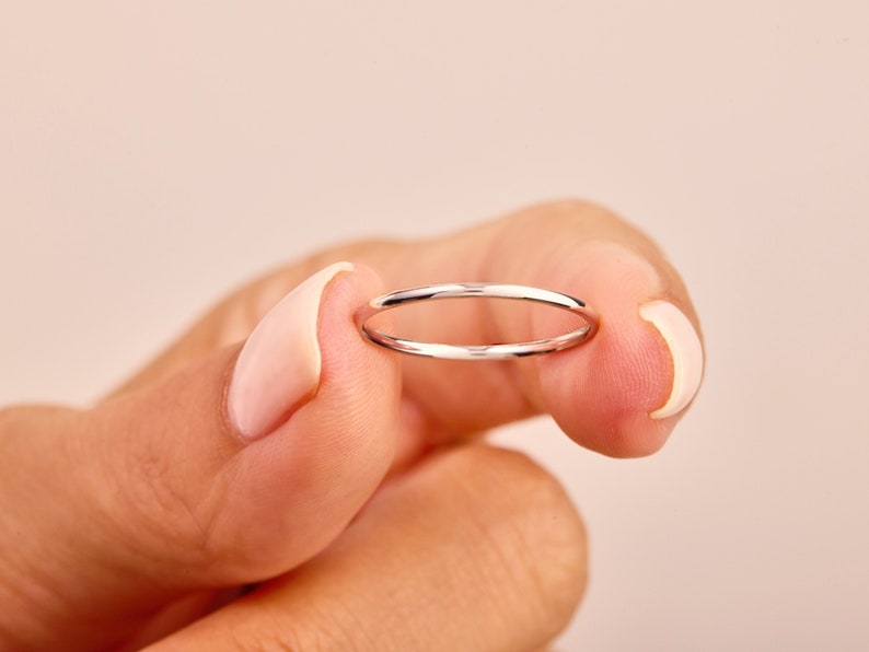 14k Weißgold 1mm dünner Ehering / Minimalistischer Ehering für Frauen / Dünner Stapelring Hers / Zierlicher einfacher schlichter 1mm Ring Bild 1