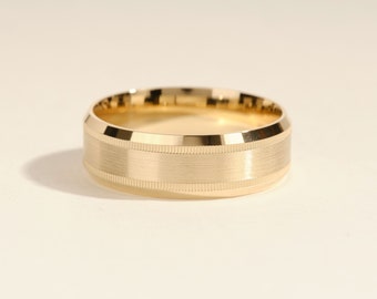 Trouwring voor heren met matte, afgeschuinde rand, massief gouden ring met milgrain-details en comfortabele pasvorm, ideaal als jubileumcadeau.