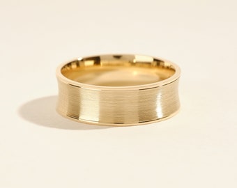 Unieke concave heren trouwring van 7 mm, mat geborsteld massief goud.