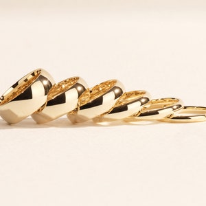 K&ouml;nnte beinhalten: F&uuml;nf goldene Ringe in verschiedenen Gr&ouml;&szlig;en, die &uuml;bereinander gestapelt sind.