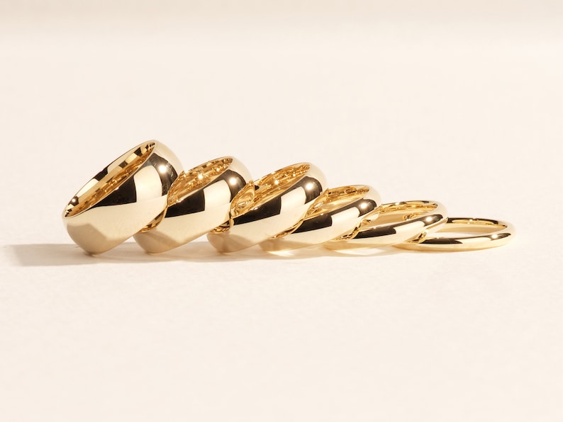 K&ouml;nnte beinhalten: F&uuml;nf goldene Ringe in verschiedenen Gr&ouml;&szlig;en, die &uuml;bereinander gestapelt sind.