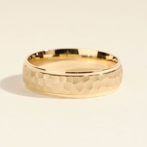 6 mm massief gouden gehamerde koepel herentrouwring met afgeschuinde randen • 10k, 14k, 18k gouden trouwring voor mannen • Mat gehamerde ring voor hem