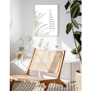 K&ouml;nnte beinhalten: Ein wei&szlig;er gerahmter Druck mit einer botanischen Illustration einer Pflanze mit wei&szlig;en Bl&uuml;ten und gr&uuml;nen Bl&auml;ttern. Der Druck zeigt den Text "Love, Joy, Peace, Patience, Kindness, Goodness, Faithfulness, Gentleness, Self-Control, Galatians 5:22-23".