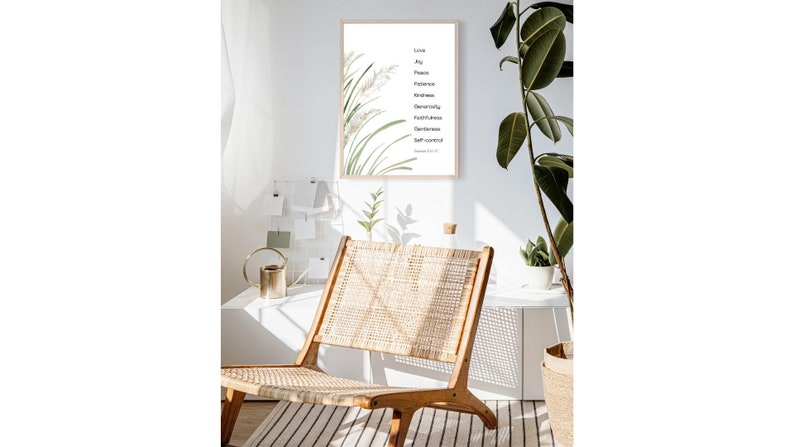 K&ouml;nnte beinhalten: Ein wei&szlig;er gerahmter Druck mit einer botanischen Illustration einer Pflanze mit wei&szlig;en Bl&uuml;ten und gr&uuml;nen Bl&auml;ttern. Der Druck zeigt den Text "Love, Joy, Peace, Patience, Kindness, Goodness, Faithfulness, Gentleness, Self-Control, Galatians 5:22-23".