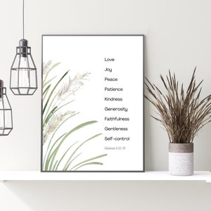 K&ouml;nnte beinhalten: Ein druckbarer Wandkunstdruck mit wei&szlig;em Hintergrund und einer Liste von Tugenden aus Galater 5,22-23. Die Liste umfasst Liebe, Freude, Frieden, Geduld, Freundlichkeit, Gro&szlig;z&uuml;gigkeit, Treue, Sanftmut und Selbstbeherrschung. Der Druck ist von einer gr&uuml;nen und wei&szlig;en Aquarellillustration von Gras umgeben.