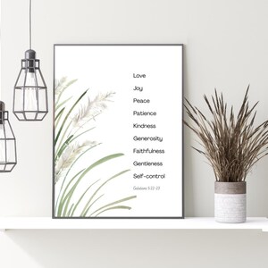 K&ouml;nnte beinhalten: Ein druckbarer Wandkunstdruck mit wei&szlig;em Hintergrund und einer Liste von Tugenden aus Galater 5,22-23. Die Liste umfasst Liebe, Freude, Frieden, Geduld, Freundlichkeit, Gro&szlig;z&uuml;gigkeit, Treue, Sanftmut und Selbstbeherrschung. Der Druck ist von einer gr&uuml;nen und wei&szlig;en Aquarellillustration von Gras umgeben.