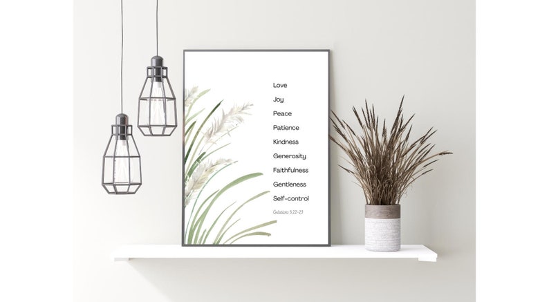 K&ouml;nnte beinhalten: Ein druckbarer Wandkunstdruck mit wei&szlig;em Hintergrund und einer Liste von Tugenden aus Galater 5,22-23. Die Liste umfasst Liebe, Freude, Frieden, Geduld, Freundlichkeit, Gro&szlig;z&uuml;gigkeit, Treue, Sanftmut und Selbstbeherrschung. Der Druck ist von einer gr&uuml;nen und wei&szlig;en Aquarellillustration von Gras umgeben.