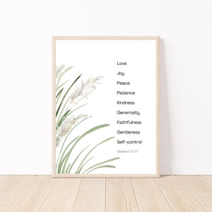 K&ouml;nnte beinhalten: Ein druckbarer Wandkunstdruck mit einer Aquarell-Illustration von gr&uuml;nem Gras und wei&szlig;en Blumen. Der Druck zeigt eine Liste der Fr&uuml;chte des Geistes: Liebe, Freude, Friede, Geduld, Freundlichkeit, Gro&szlig;z&uuml;gigkeit, Treue, Sanftmut und Selbstbeherrschung. Der Text "Galater 5,22-23" ist am unteren Rand des Drucks enthalten.
