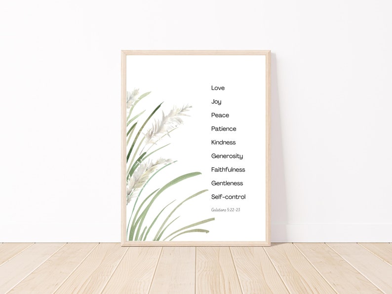 K&ouml;nnte beinhalten: Ein druckbarer Wandkunstdruck mit einer Aquarell-Illustration von gr&uuml;nem Gras und wei&szlig;en Blumen. Der Druck zeigt eine Liste der Fr&uuml;chte des Geistes: Liebe, Freude, Friede, Geduld, Freundlichkeit, Gro&szlig;z&uuml;gigkeit, Treue, Sanftmut und Selbstbeherrschung. Der Text "Galater 5,22-23" ist am unteren Rand des Drucks enthalten.