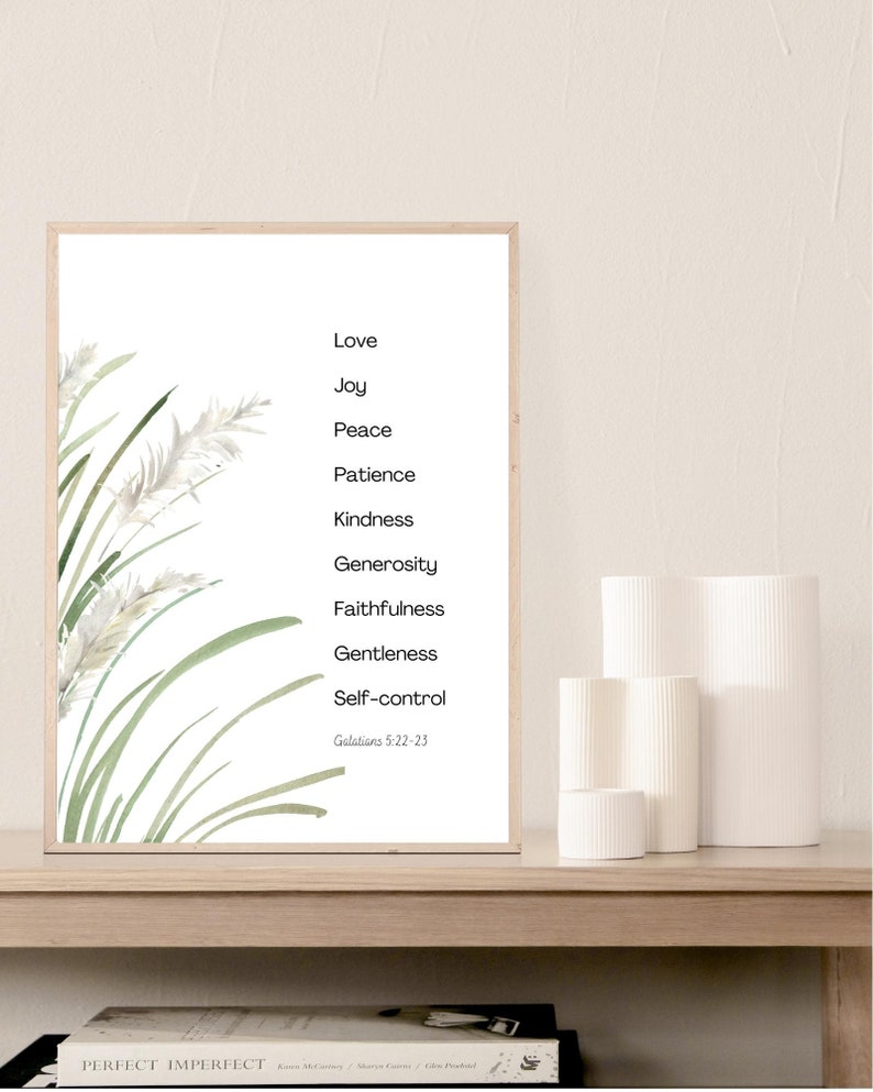 K&ouml;nnte beinhalten: Ein druckbarer Wandkunstdruck mit einer Aquarell-Illustration von gr&uuml;nem Gras und wei&szlig;en Blumen. Der Druck zeigt eine Liste von Tugenden aus der Bibel: Liebe, Freude, Friede, Geduld, Freundlichkeit, Gro&szlig;z&uuml;gigkeit, Treue, Sanftmut, Selbstbeherrschung. Der Text "Galater 5,22-23" ist unten auf dem Druck enthalten.