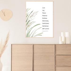 K&ouml;nnte beinhalten: Ein druckbarer Wandkunstdruck mit wei&szlig;em Hintergrund und einer Liste von Tugenden aus der Bibel, darunter Liebe, Freude, Friede, Geduld, Freundlichkeit, Gro&szlig;z&uuml;gigkeit, Treue, Sanftmut und Selbstbeherrschung. Der Text ist schwarz und der Bibelvers lautet "Galater 5,22-23".