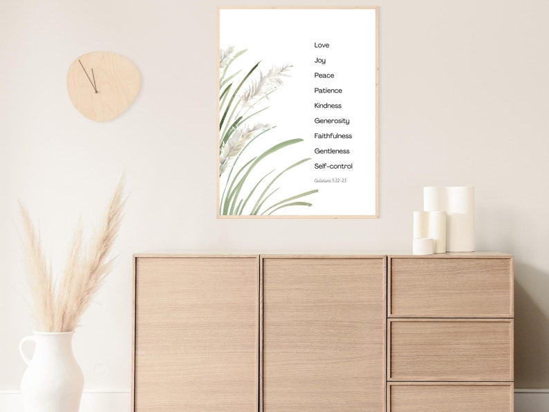 K&ouml;nnte beinhalten: Ein druckbarer Wandkunstdruck mit wei&szlig;em Hintergrund und einer Liste von Tugenden aus der Bibel, darunter Liebe, Freude, Friede, Geduld, Freundlichkeit, Gro&szlig;z&uuml;gigkeit, Treue, Sanftmut und Selbstbeherrschung. Der Text ist schwarz und der Bibelvers lautet "Galater 5,22-23".