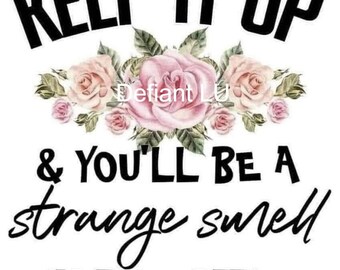Könnte beinhalten: Weißer Hintergrund mit dem Text „KEEP IT UP“ in fetten schwarzen Buchstaben. Darunter ein Blumenarrangement aus rosa Rosen und grünen Blättern. Der Text „& YOU'LL BE A strange smell IN THE ATTIC“ ist kursiv geschrieben.