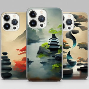 Può includere: Tre custodie per telefono con diversi design che presentano opere d'arte di ispirazione giapponese. La prima custodia ha un dipinto ad acquerello di una catena montuosa con una pagoda e un acero rosso. La seconda custodia ha un dipinto ad acquerello di un fiume che scorre attraverso una foresta con una pagoda e un cespuglio verde. La terza custodia ha un dipinto ad acquerello di un albero con un design a spirale blu e bianco.