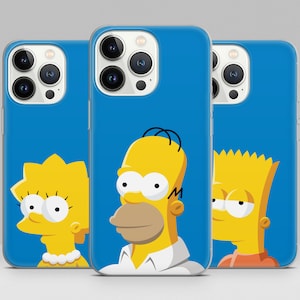 Puede incluir: Tres fundas para teléfono con personajes del programa de televisión animado Los Simpson. Las fundas son azules con un borde blanco y presentan a Homero Simpson, Bart Simpson y Lisa Simpson.