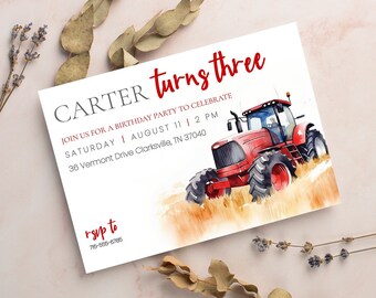 Puede incluir: Una tarjeta de invitación blanca con texto rojo que dice "CARTER cumple tres años". La invitación es para una fiesta de cumpleaños el 11 de agosto a las 12 PM. La dirección es 36 Vermont Drive Clarksville, TN 37040. La invitación tiene una ilustración de acuarela de un tractor rojo en un campo.